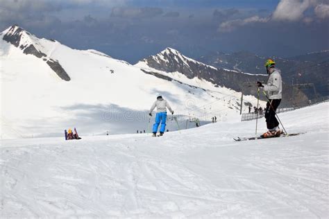 Donna che scia su un ghiacciaio, con sullo sfondo montagne innevate