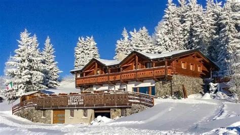 Sentiero innevato che conduce a Casera Campelli sui Piani di Artavaggio