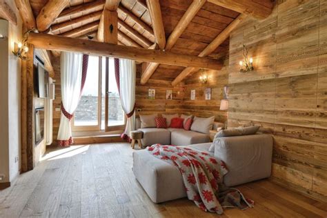 Interno accogliente del Rifugio delle Aquile
