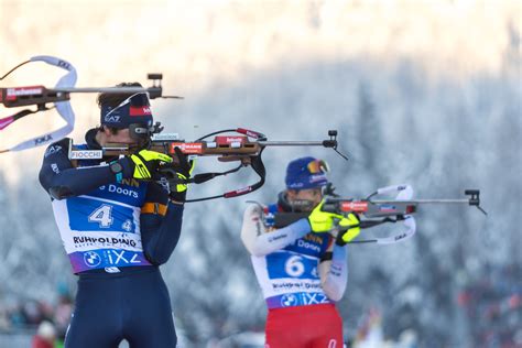 un atleta di biathlon con il pettorale blu
