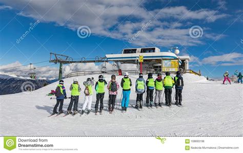 Un gruppo di sciatori che pratica scialpinismo su un pendio innevato