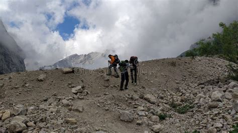 Vista panoramica del Bivacco Dal Bianco con le pareti rocciose della Marmolada sullo sfondo