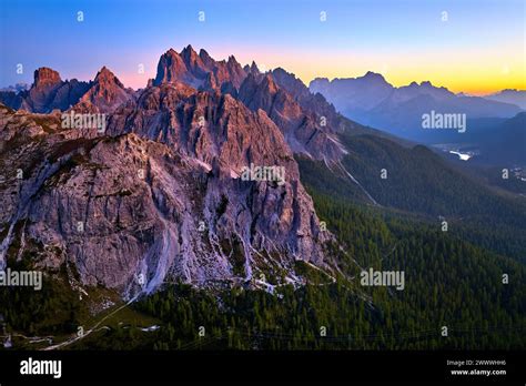 panoramica delle montagne dolomitiche con pini mughi e neve