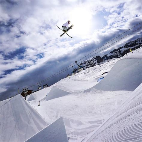 Snowpark a Marilleva con diversi ostacoli