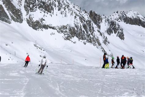 Sciatori sul ghiacciaio Presena a Pontedilegno-Tonale