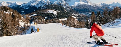Famiglia che fa slow ski su una pista panoramica all'Alpe Cimbra