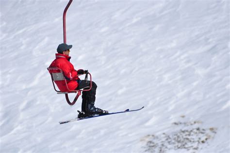 Immagine della seggiovia monoposto del Monte San Vigilio in funzione