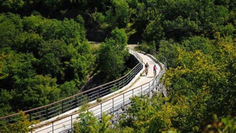 Un tratto panoramico della pista ciclabile Parenzana con ponti e gallerie immerse nella vegetazione