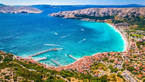 Paesaggio lunare dell'Altopiano della Luna sull'isola di Krk con rocce erose e vista sul mare