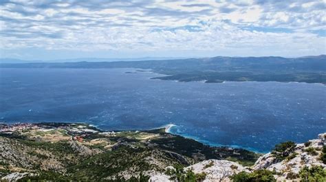 Vista panoramica dalla collina di San Rok sull'isola di Brač con il mare e la costa
