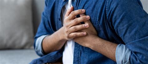 persona che si tiene il torace a causa del dolore
