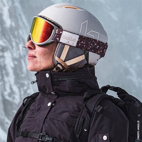 snowboarder con casco e protezioni