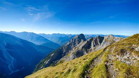 Vista panoramica delle montagne iraniane con possibile percorso di sci alpinismo