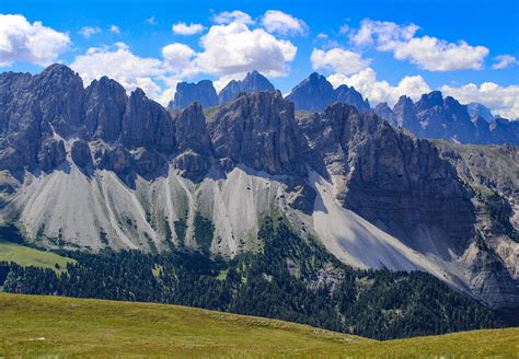 Vista panoramica delle Dolomiti con sentieri escursionistici