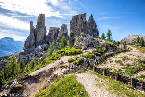 Vista panoramica delle Cinque Torri da un punto elevato