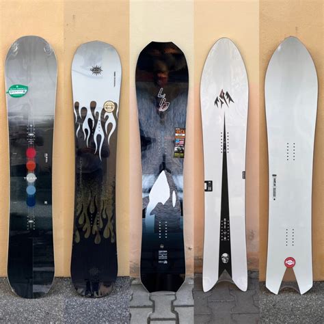 Vista interna di un reparto di negozio specializzato in snowboard con tavole, scarponi e attacchi esposti