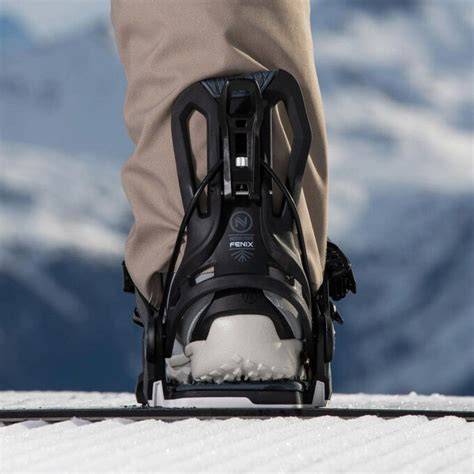 Dettaglio di diversi modelli di attacchi da snowboard con varie caratteristiche di regolazione