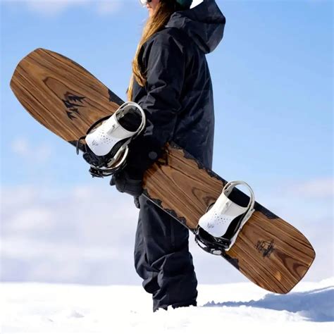 Illustrazione che mostra la transizione da una tavola da snowboard a una da skateboard, simboleggiando la versatilità del negozio