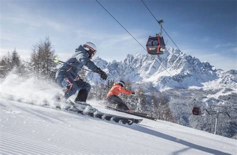 panorama alpino con piste da sci innevate
