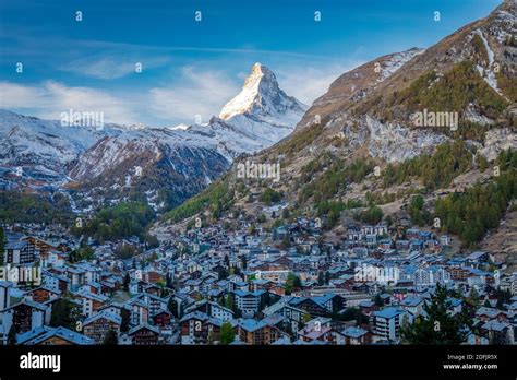 Vista panoramica di Zermatt con il Cervino in sfondo