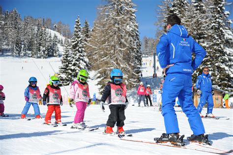 Bambini che prendono lezioni di sci in Trentino